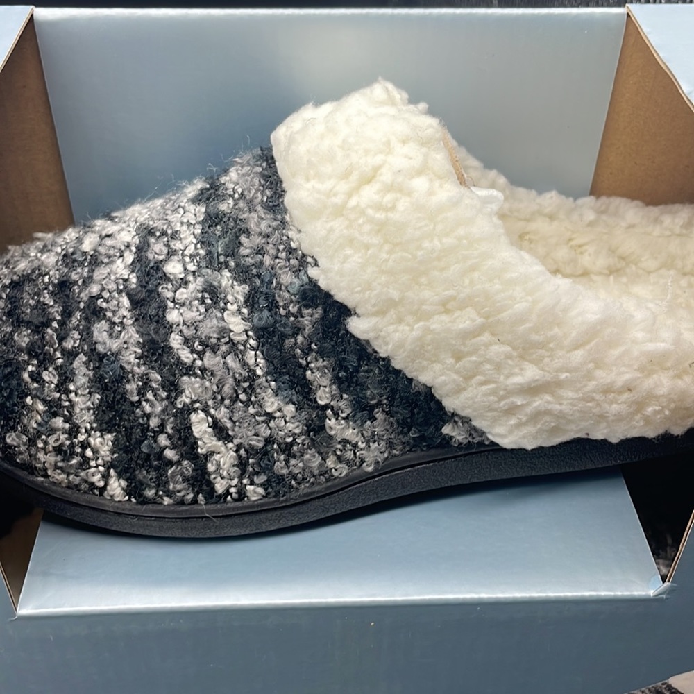 Women's Wayland Square  Memory Foam Slippers  No Slip Technology - Picture 2 of 5